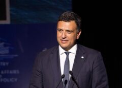 Β. Κικίλιας: «Για πρώτη φορά η ναυτιλία στον Στρατηγικό Διάλογο Ελλάδας–ΗΠΑ / Στόχος τα μετρήσιμα αποτελέσματα για τους πολίτες»  Στη σημασία της συμμετοχής της ναυτιλίας, για πρώτη φορά ως ξεχωριστής θεματικής ενότητας στον Στρατηγικό Διάλογο Ελλάδας–ΗΠΑ, στην αντιμετώπιση των μεταναστευτικών ροών από τη Λιβύη, αλλά και στην ανάγκη διατήρησης των αρχών και των αξιών της Νέας Δημοκρατίας αναφέρθηκε ο Υπουργός Ναυτιλίας και Νησιωτικής Πολιτικής, Βασίλης Κικίλιας, σε συνέντευξή του που παραχώρησε στον ρ/σ  MEGA NEWS 104,6 και στον δημοσιογράφο, Γιώργο Παπαχρήστο.  Αναφερόμενος στον 6ο Στρατηγικό Διάλογο Ελλάδας–ΗΠΑ, ο κ. Κικίλιας υπογράμμισε: «Για πρώτη φορά η ναυτιλία εντάχθηκε με θεσμικό βάρος ως ξεχωριστό κομμάτι σε αυτόν τον διάλογο και με τις ΗΠΑ να αναγνωρίζουν την Ελλάδα ως ισχυρή και αξιόπιστη ναυτιλιακή δύναμη, με σημαντικό ρόλο στις διεθνείς μεταφορές, στο εμπόριο και στην παγκόσμια οικονομία».  Ο Υπουργός μίλησε για τη συστηματική προσπάθεια που προηγήθηκε, με συναντήσεις που πραγματοποίησε ο ίδιος σε Αθήνα και Ουάσιγκτον, επισημαίνοντας ότι η δουλειά αυτή έγινε σε χαμηλούς τόνους και χωρίς επικοινωνιακές τυμπανοκρουσίες. Σημείωσε, δε, ότι, εφόσον η Ελλάδα αξιοποιήσει αυτή την εξέλιξη, θα έχει τη δυνατότητα μέσω της ναυτιλίας να επηρεάζει σε σημαντικό βαθμό την πρωτογενή παραγωγή, τις μεταφορές, τις εισαγωγές και τις τιμές της αγοράς «Βλέπετε ότι έχουν γίνει πολλά πράγματα τον τελευταίο καιρό στους τομείς του εμπορίου, της ενέργειας και της ναυτιλίας. Αισθάνομαι και ελπίζω ότι όλα αυτά θα έχουν σύντομα μετρήσιμα αποτελέσματα για τους πολίτες», είπε χαρακτηριστικά.  Σχετικά με τις μεταναστατευτικές ροές από τη Λιβύη, ο κ. Κικίλιας δήλωσε ότι ενώ η χώρα αυτή αντιμετωπίζει σοβαρά εσωτερικά προβλήματα, παράλληλα δέχεται μεταναστευτικές πιέσεις από άλλες περιοχές της Αφρικής, όπως το Σουδάν και η Αίγυπτος, και αυτό έχει ως αποτέλεσμα, μικρά και ακατάλληλα πλοιάρια- ακόμα και βάρκες- να διανύουν εκατοντάδες ναυτικά μίλια από τις λιβυκές ακτές, μεταφέροντας μετανάστες στη νότια Κρήτη. «Γι’ αυτό αναβαθμίσαμε, φέτος, την επιχειρησιακή μας δυνατότητα στην Κρήτη. Βάλαμε Περιφερειάρχη τον πρώην Διοικητή των εναερίων μέσων του Λιμενικού Σώματος, ο οποίος συνεργάζεται με την Frontex. Βάλαμε, επίσης, μόνιμο αξιωματικό-σύνδεσμο του Λιμενικού Σώματος στη Λιβύη, ενώ το Υπουργείο Εξωτερικών κάνει τις δέουσες προσπάθειες συνεννόησης με τις λιβυκές αρχές. Δεν είναι εύκολο. Προσπαθούμε να συνεργαστούμε με την Ακτοφυλακή της Λιβύης και προσπαθούμε, στα όρια των δικών μας χωρικών υδάτων και των δικών τους, να κάνουμε αυτή τη διαχείριση, να τους ειδοποιούμε νωρίς και να έρχονται να περισυλλέγουν αυτούς τους ανθρώπους. Από εκεί και πέρα, ο νόμος της θάλασσας και οι διεθνείς συνθήκες λένε ότι όταν άνθρωποι βρίσκονται στη θάλασσα και κινδυνεύουν, δεν το συζητάω, εκεί πας και κάνεις έρευνα και διάσωση», τόνισε.  Ο κ. Κικίλιας στάθηκε ιδιαίτερα στις δύσκολες συνθήκες υπό τις οποίες επιχειρούν τα στελέχη του Λιμενικού στη Μεσόγειο. «Είναι αλλιώς να επιχειρεί το Λιμενικό Σώμα – Ελληνική Ακτοφυλακή στα 2, 3 ή 4 ναυτικά μίλια στο Ανατολικό Αιγαίο, μεταξύ νησιών και στεριάς, και αλλιώς στα 80 ή 90 ναυτικά μίλια σε ανοιχτή θάλασσα, στη Μεσόγειο», δήλωσε, ενώ παράλληλα καταφέρθηκε κατά των κυκλωμάτων διακινητών, χαρακτηρίζοντάς τους εγκληματίες που εκμεταλλεύονται και θέτουν σε κίνδυνο ανθρώπινες ζωές. «Είναι μια “μπίζνα” πολλών εκατοντάδων εκατομμυρίων δολαρίων. Είναι ό,τι πιο πρόστυχο και ό,τι πιο τραγικό υπάρχει. Πετάνε αυτούς τους δυστυχείς ανθρώπους στη θάλασσα και μετά τους εγκαταλείπουν», είπε χαρακτηριστικά.  Για τη διαχείριση των αφίξεων στην Κρήτη, ο Υπουργός χαρακτήρισε σωστή τη δημιουργία προσωρινής δομής στα Χανιά. «Γι’ αυτό και οι Χανιώτες, φέτος, δεν έχουν δει μετανάστη. Όσοι έρχονται, παραμένουν μέσα στη δομή και στη συνέχεια τους διαχειρίζεται το Υπουργείο Μετανάστευσης», είπε, εκφράζοντας την ελπίδα να υπάρξει σύντομα αντίστοιχη λύση και στο Ηράκλειο, με απώτερο σκοπό τον περιορισμό της δράσης των διακινητών.  Στο πολιτικό σκέλος της συνέντευξης, ο κ. Κικίλιας αναφέρθηκε στην ανάγκη επαναπροσέγγισης των πολιτών που απομακρύνθηκαν από τη Νέα Δημοκρατία τα προηγούμενα χρόνια, αλλά και στη σημασία διατήρησης της πολιτικής φυσιογνωμίας της παράταξης. «Υπάρχει κόσμος ο οποίος από το 2019 και μετά “κάθισε σπίτι του” και αυτόν τον κόσμο τον θέλουμε. Υπάρχει ο κόσμος της παράταξης που συστηματικά μας στηρίζει, είναι δίπλα μας και δεν μας έχει εγκαταλείψει ποτέ. Πρέπει να είναι ικανοποιημένος ο κόσμος, περήφανος για εμάς, για τις πολιτικές μας, τον τρόπο που χειριζόμαστε τον δημόσιο λόγο, τον αξιακό μας κώδικα και, επαναλαμβάνω, χωρίς να ξεφεύγουμε από το DNA μας», υπογράμμισε.  Καταλήγοντας, τόνισε ότι η Νέα Δημοκρατία παραμένει ανοιχτή σε όσους αποδέχονται τις αρχές και τις αξίες της, συνδέοντας τη διατήρηση της πολιτικής της ταυτότητας με τη διαχρονική αντοχή της παράταξης. «Είναι καλοδεχούμενοι όλοι αυτοί οι οποίοι αποδέχονται το DNA της παράταξής μας, τις αξίες και τις αρχές μας και προσαρμόζονται στα δεδομένα αυτά, τα οποία μας έκαναν τη μοναδική παράταξη που άντεξε στα 52 χρόνια της Μεταπολίτευσης, ενώ οι υπόλοιπες δυσκολεύτηκαν πολύ, κατέρρευσαν και τώρα πλέον έχουν άλλη δημοσκοπική δυναμική», επισήμανε ο Υπουργός.